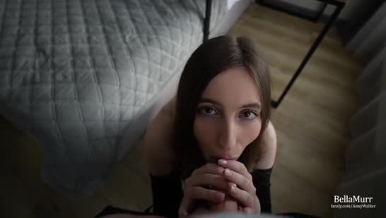 Девочка опустилась на коленки и начала сосать